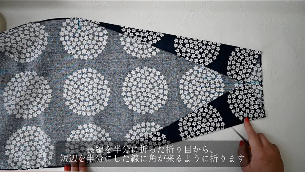 角2つを折り返して縫います