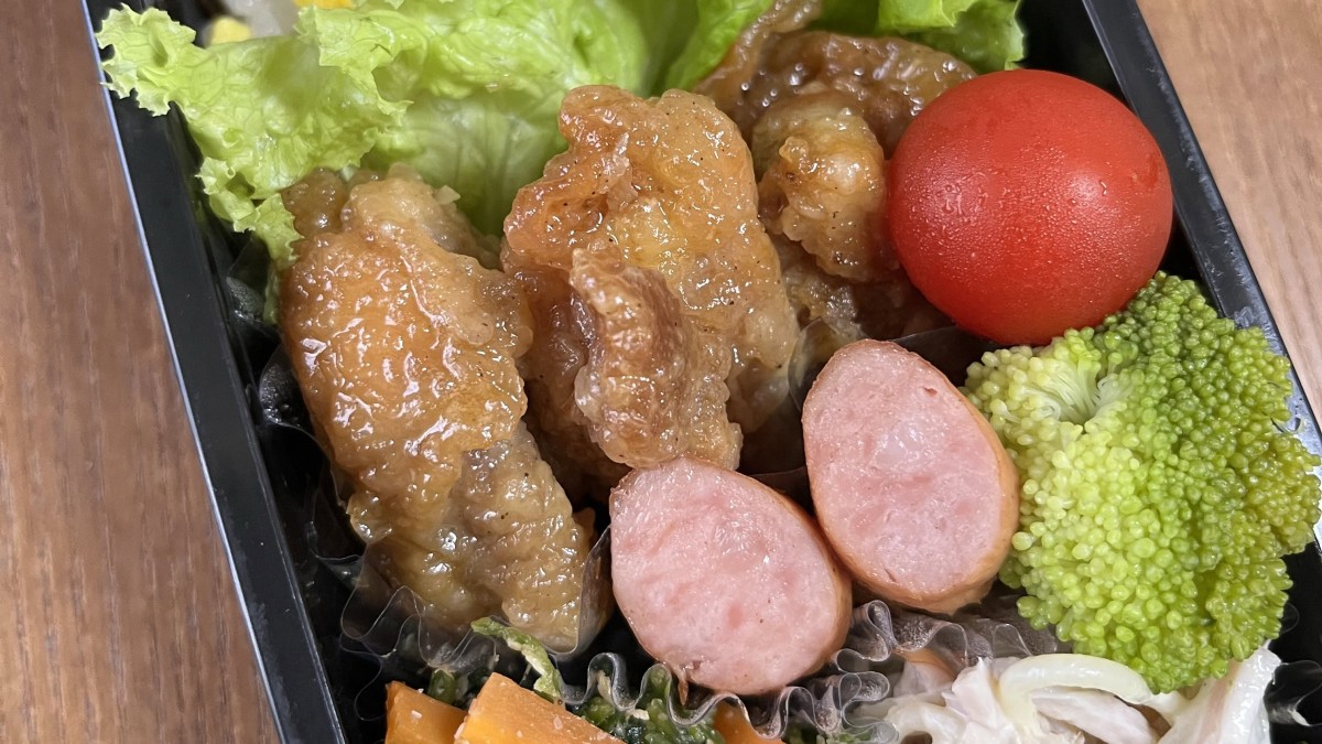 高1息子は“ガッツリ系”弁当、高3娘の分は…… 母が作る“驚きの中身”に「こんなの用意してくれるお母さんステキ」「私もお願いしたい」(1/2) | グルメ ねとらぼ