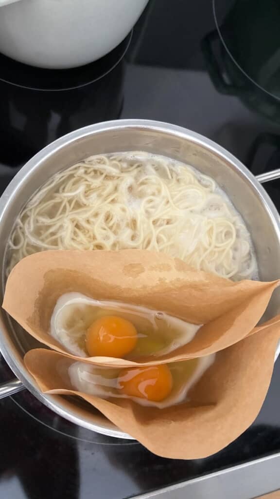 麺をゆでつつ、同時にコーヒーフィルターを使ってポーチドエッグを作っています!