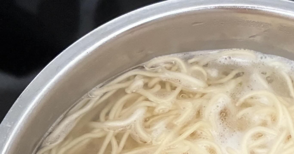 昼食にインスタントラーメンを作る夫→妻が鍋をのぞくと……「え、、天才」 驚きの光景に「こんな使い方があるとは!」「採用ッ!!」(1/2) | ライフスタイル ねとらぼ