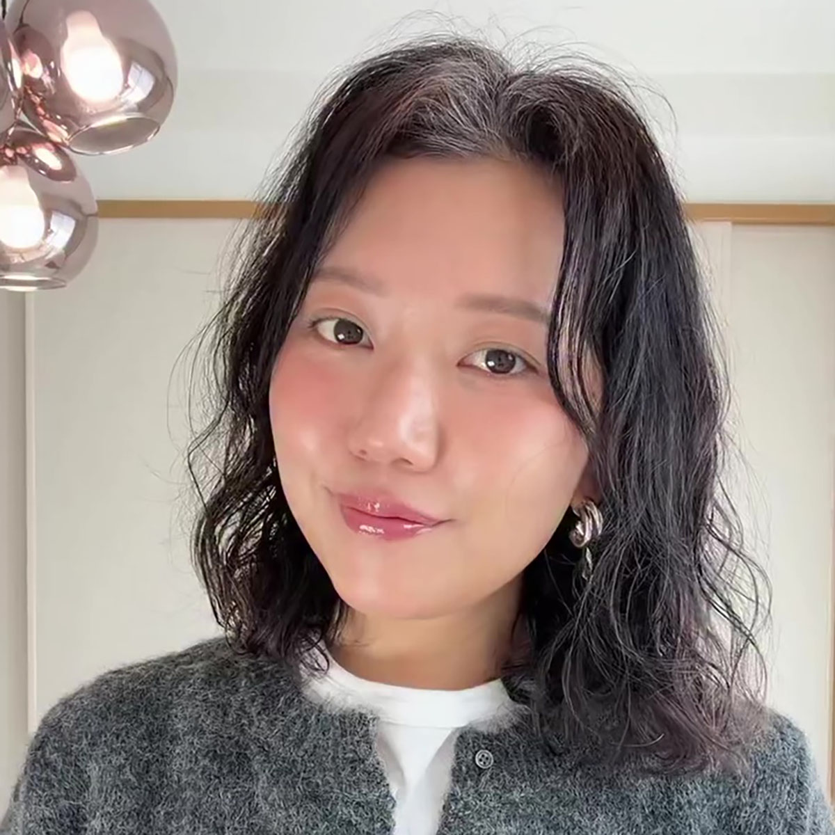 アラフォー女性が白髪染めをやめて34週間後……　318万再生された“驚きの姿”に「全てがオシャレ」「勇気もらえます！」（1/3） | 美容 ねとらぼ