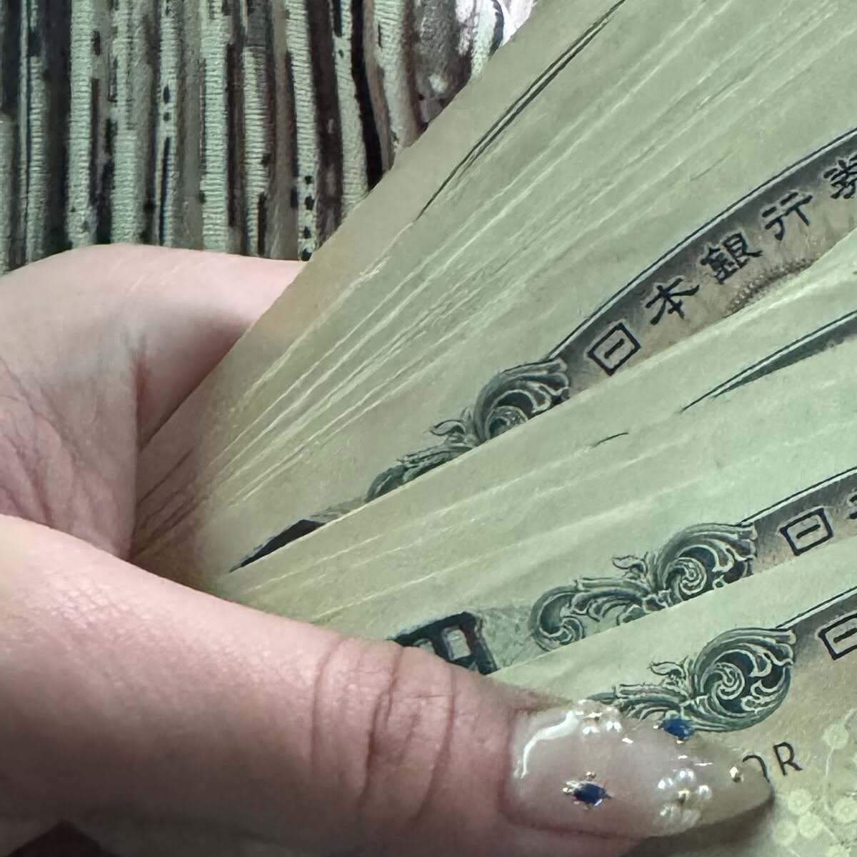 おばあちゃんがくれた引っ越し祝い→「厚み的に20万くらい?」と封筒を開けると…… 思いがけない中身に「1番使うからね」「婆様素敵!!」(1/3) | おかね ねとらぼ