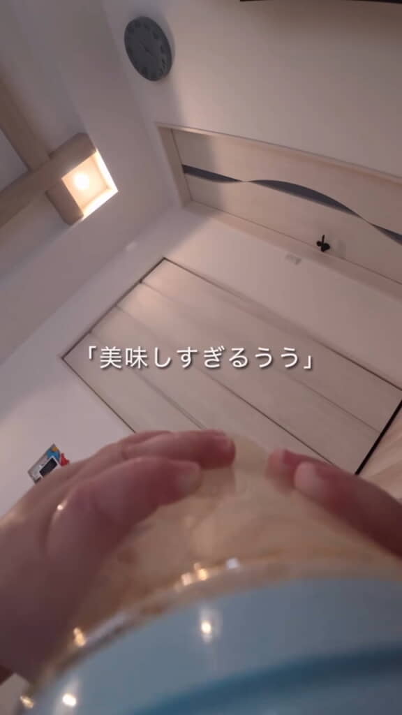 一生懸命ミルクを飲む赤ちゃん