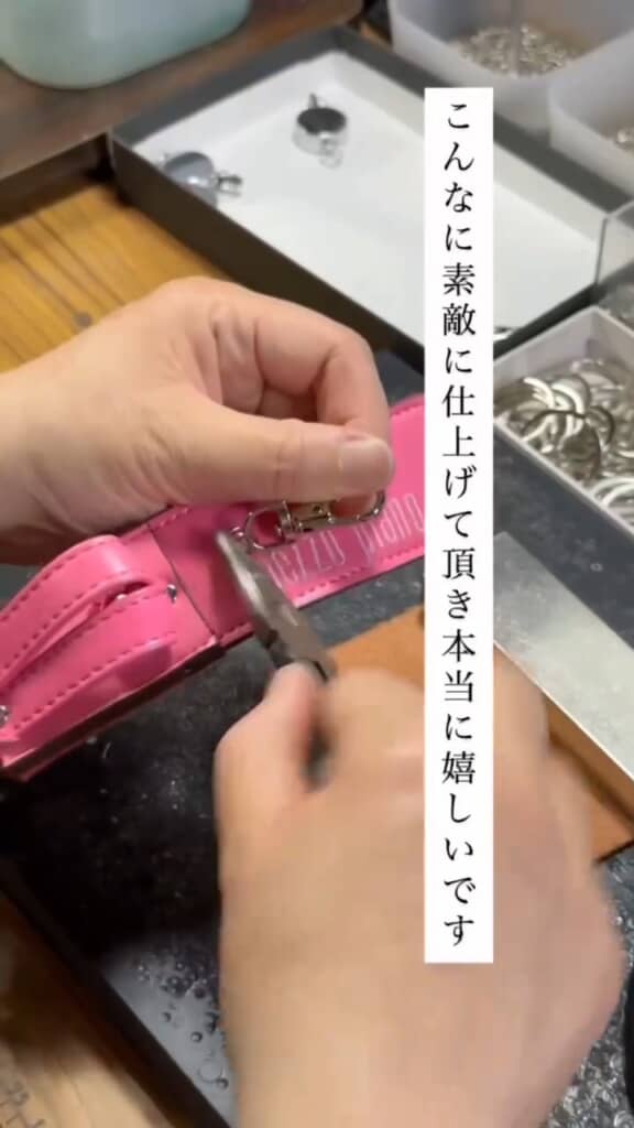 キーホルダーの金具を取り付ける様子