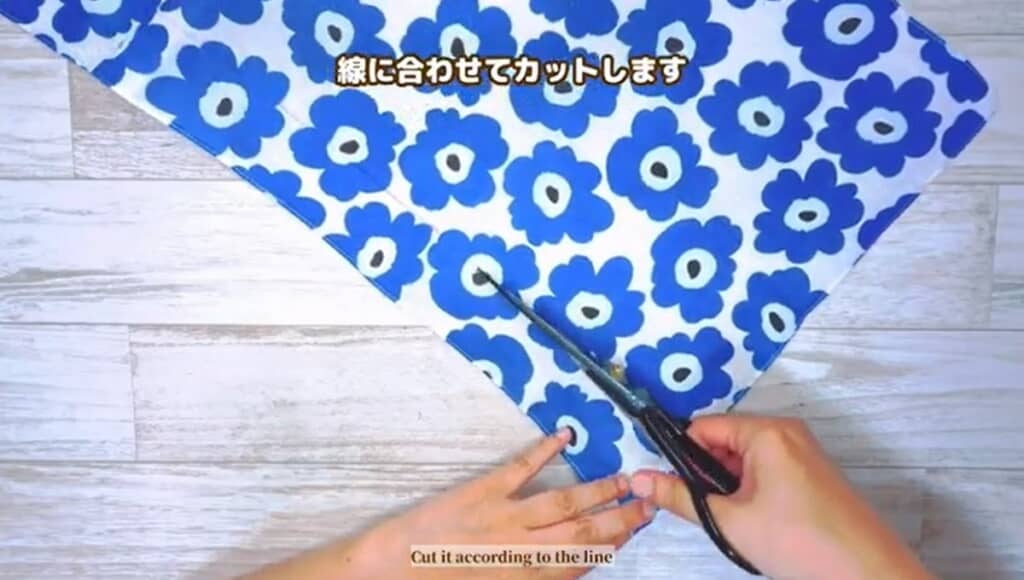 線に合わせてカットします