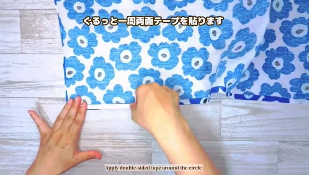 両面テープを貼ります