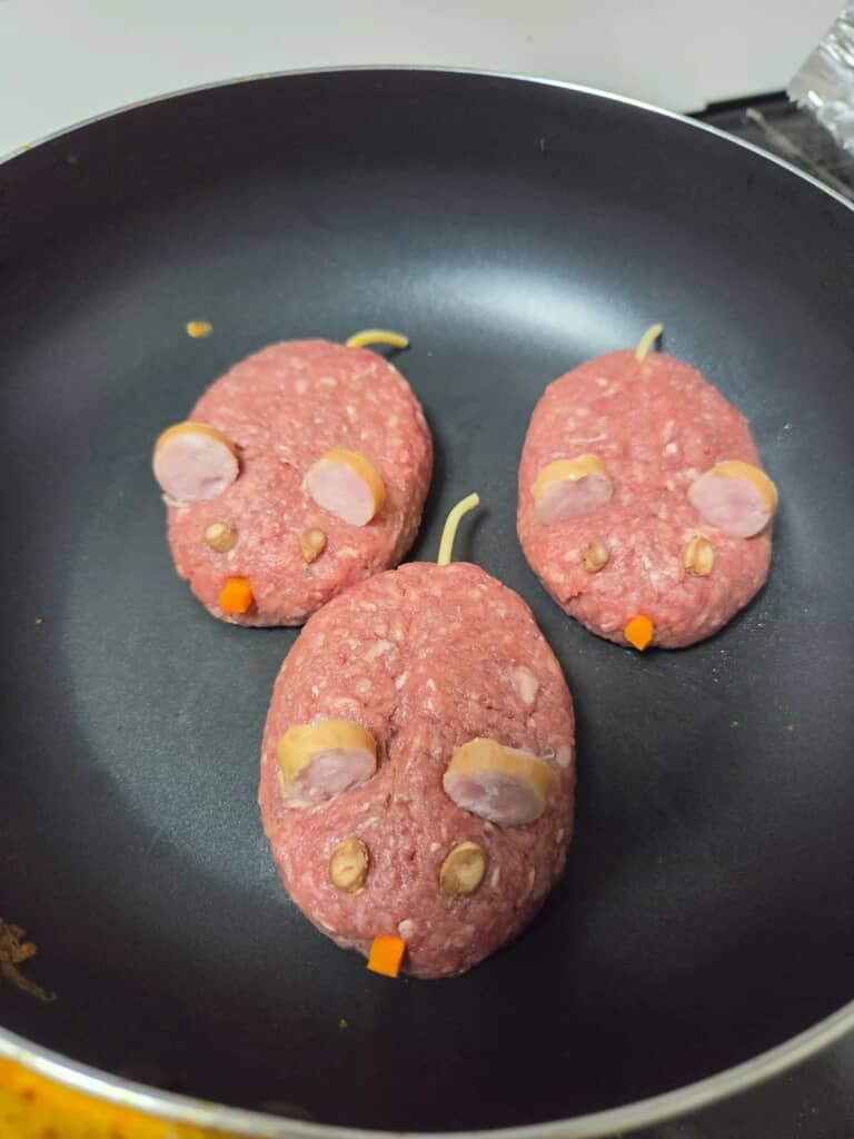 焼く前のねずみハンバーグ
