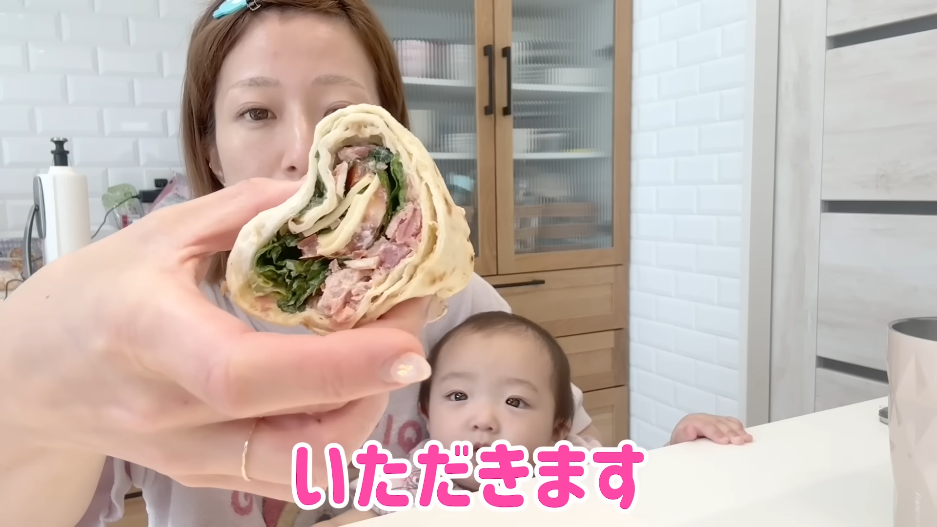 ハイローラーを実食（画像はYouTubeから）