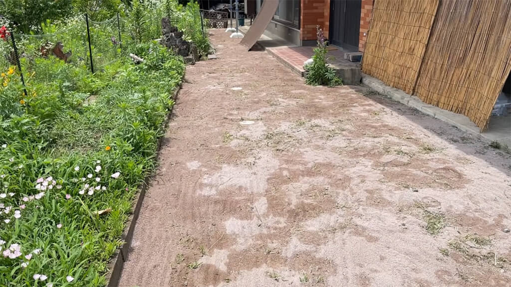 人工砂を撒き終えました