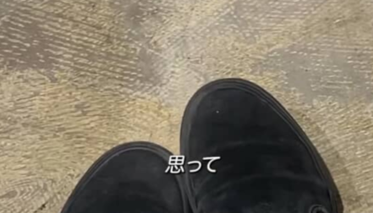 知的障がいのある弟が書いた文字で、姉が作ったのは……「ええ?!?!?!」　“驚きのアイテム”に「発想がカッコイイ」「最高な共同作品」と101万表示（1/2） | ファッション ねとらぼ