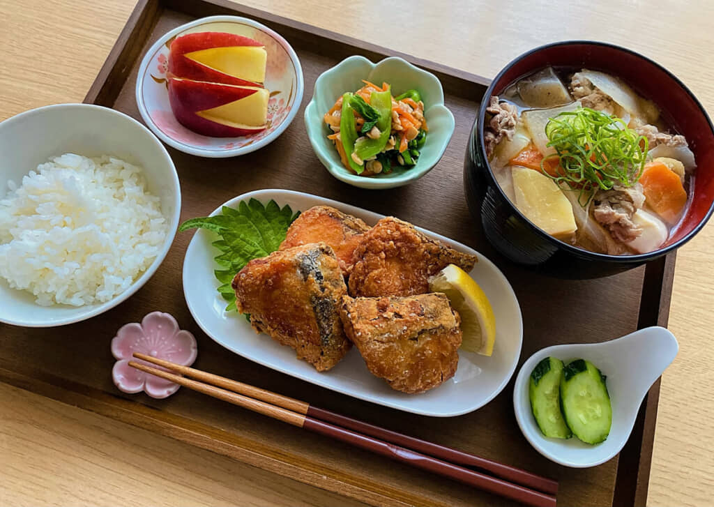 彩り豊かでおいしそうな食卓。実はこれ、半分近くは息子さんが作っています