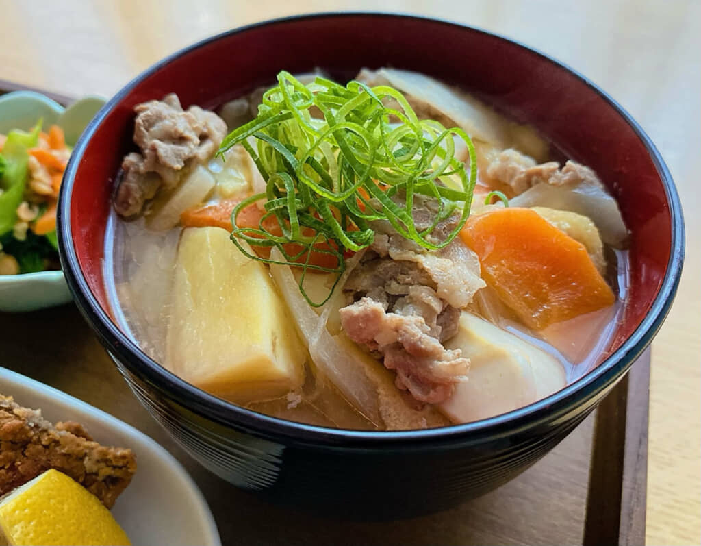 病気の母のため息子が作った豚汁。その背景だけで間違いなくおいしい