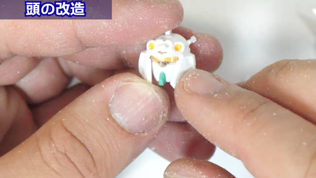 量産機らしい頭部になってきた