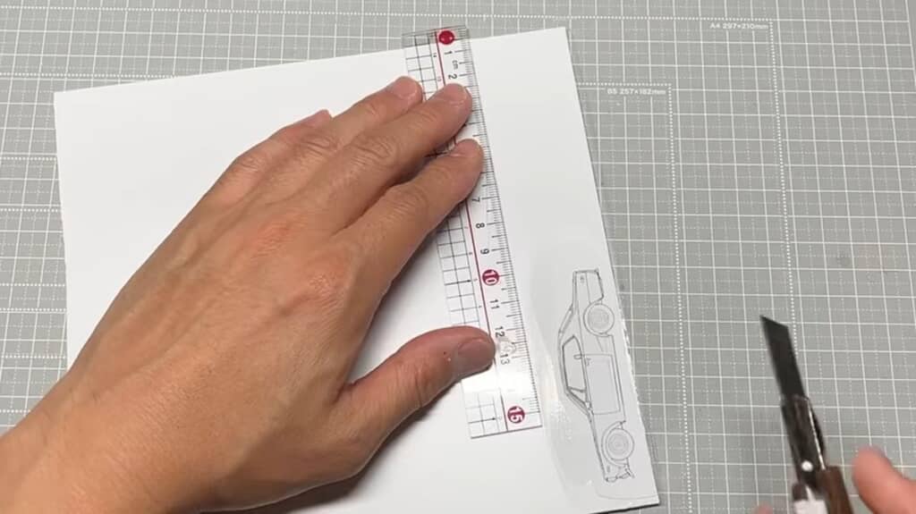 白いプラ板に車の絵を貼った