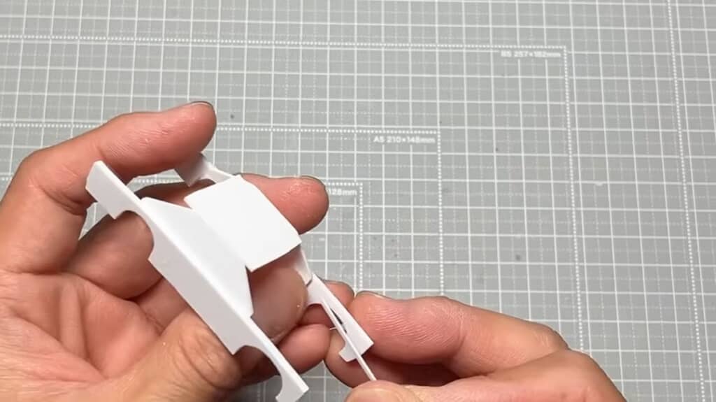 プラ板を組み合わせてミニカーのボディーを作る