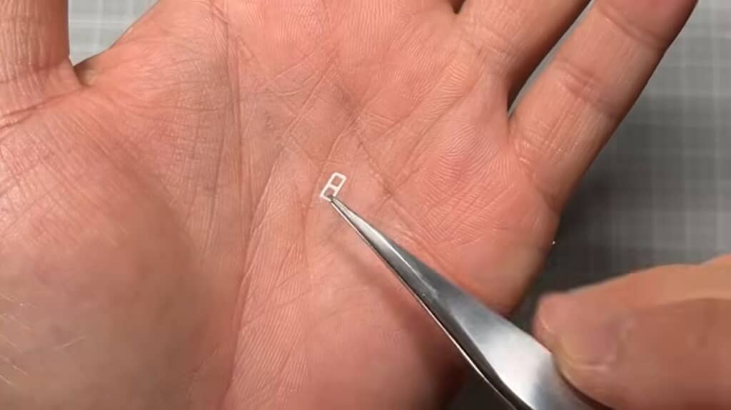 ピンセットを使わないと持てないテールランプ部分
