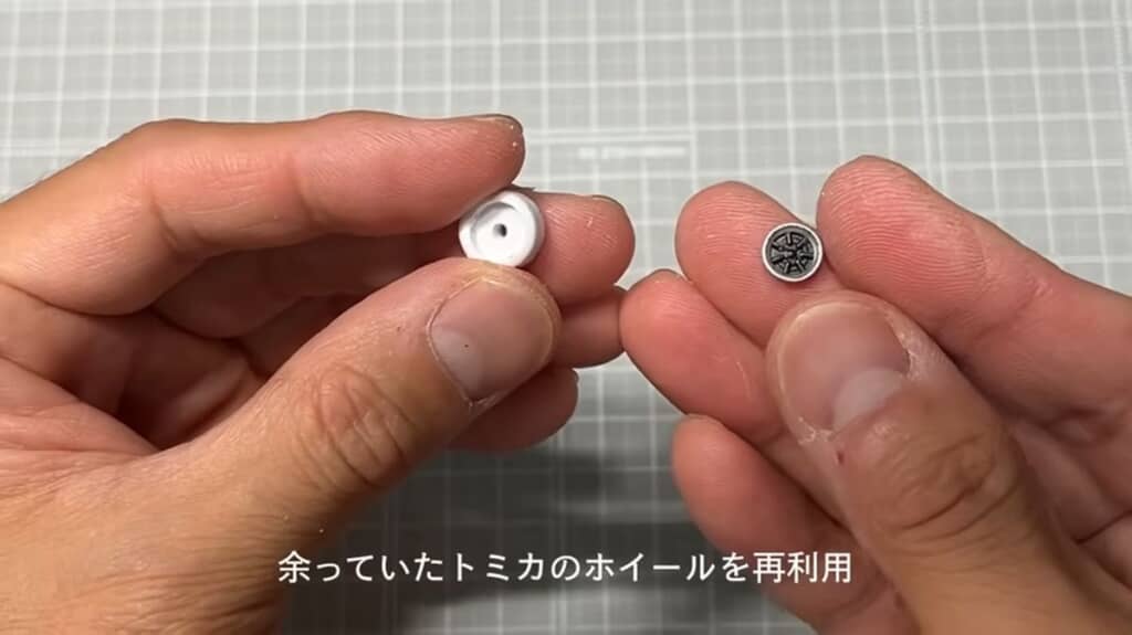 プラ板で作ったタイヤとトミカのホイール