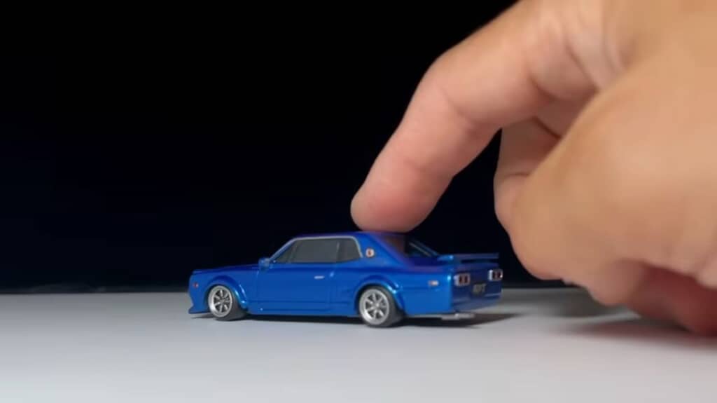 ハコスカミニカーを指先で触る投稿者
