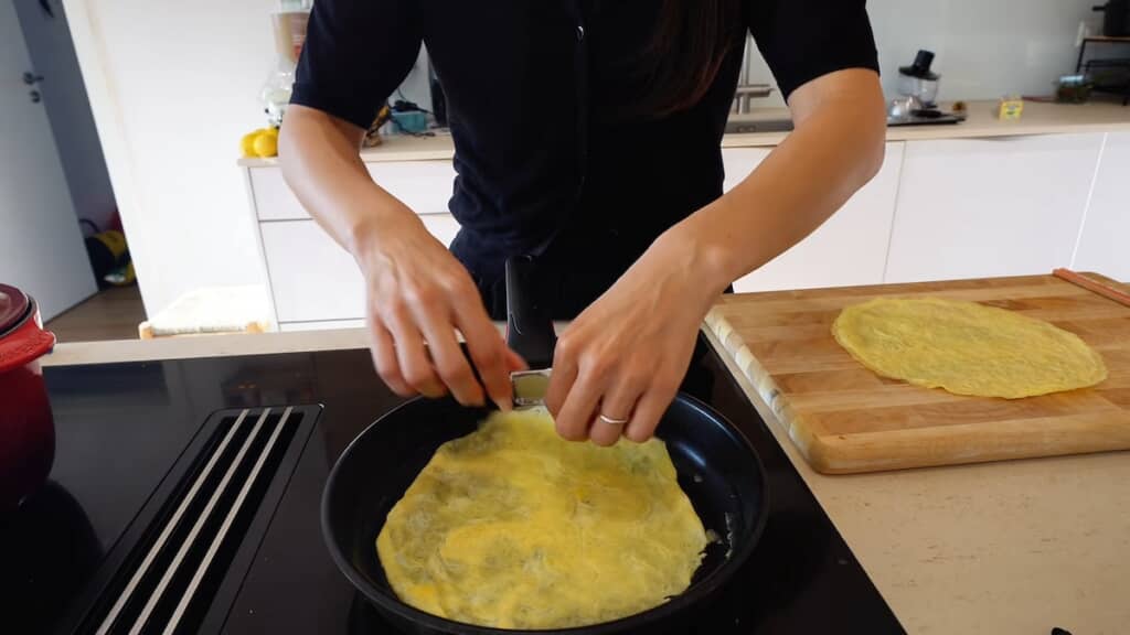 薄焼き卵は手でひっくり返すときれいに返せるのだとか