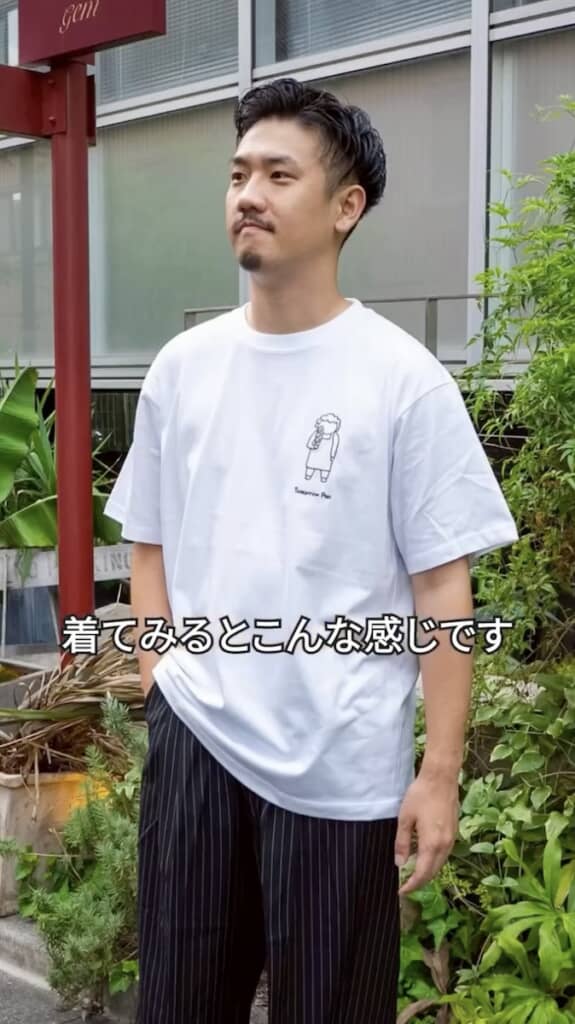 着用イメージ。胸元のワンポイントがおしゃれ