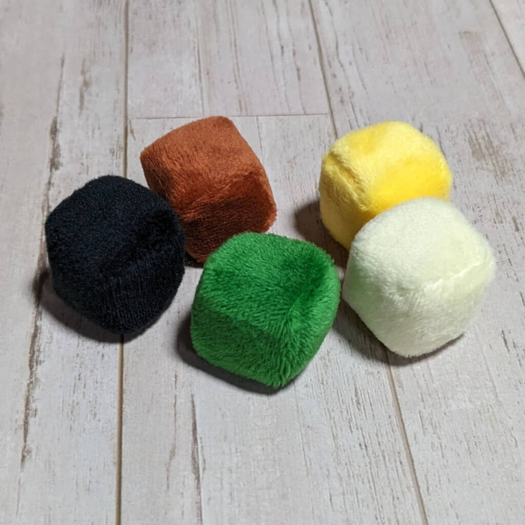 カラフルなサイコロをたくさん作り……