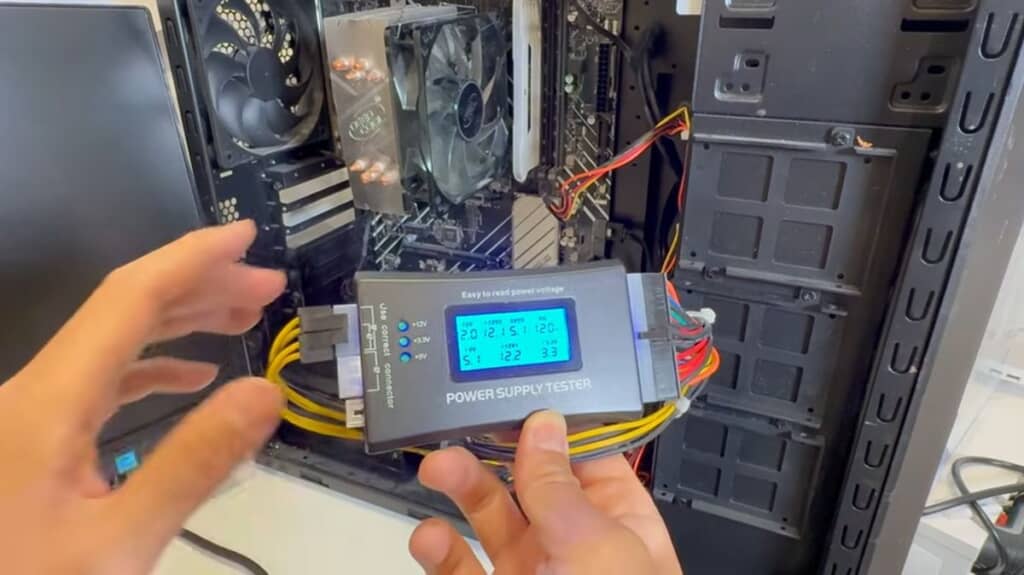 テスターで電源回りをチェックする様子