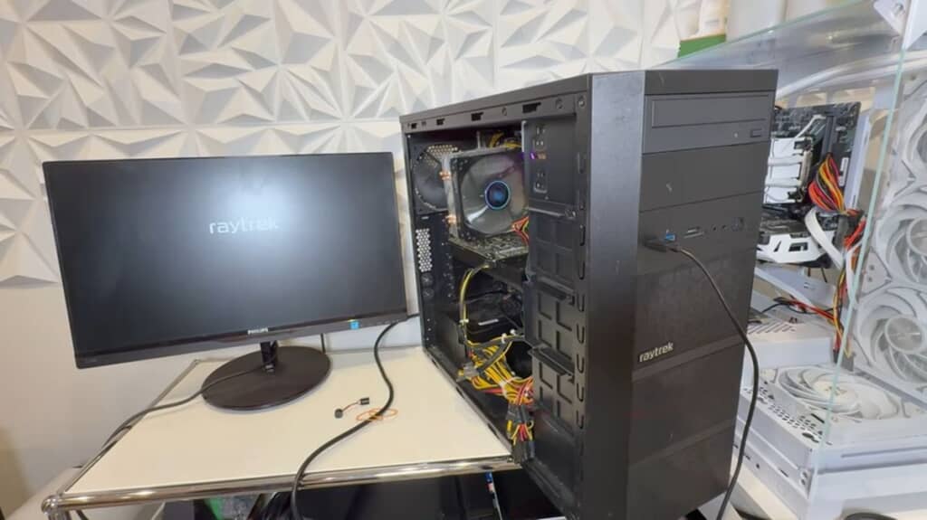 ディスプレイに一瞬表示されたロゴ