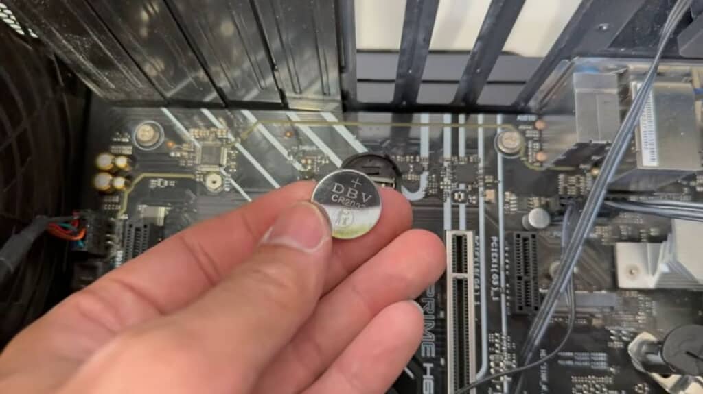 取り外したCMOS電池
