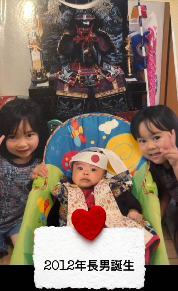 生まれたばかりの長男くんと笑顔の姉妹
