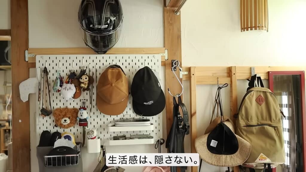 壁に帽子やバッグを吊るしています