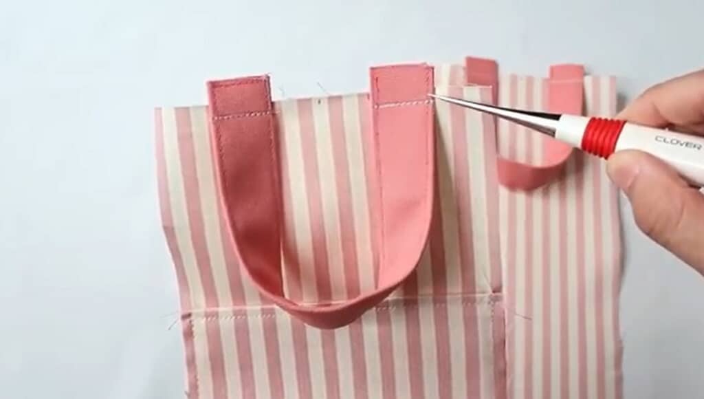 持ち手と本体を仮縫いします