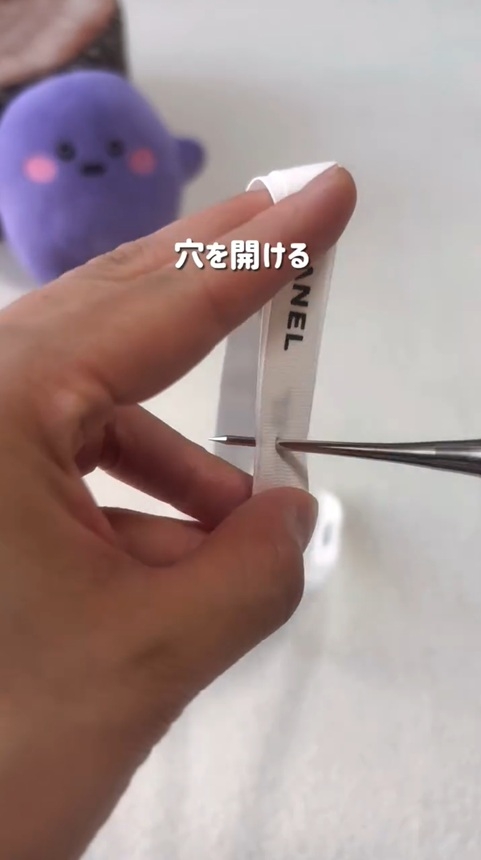 重ねたリボンに穴をあける