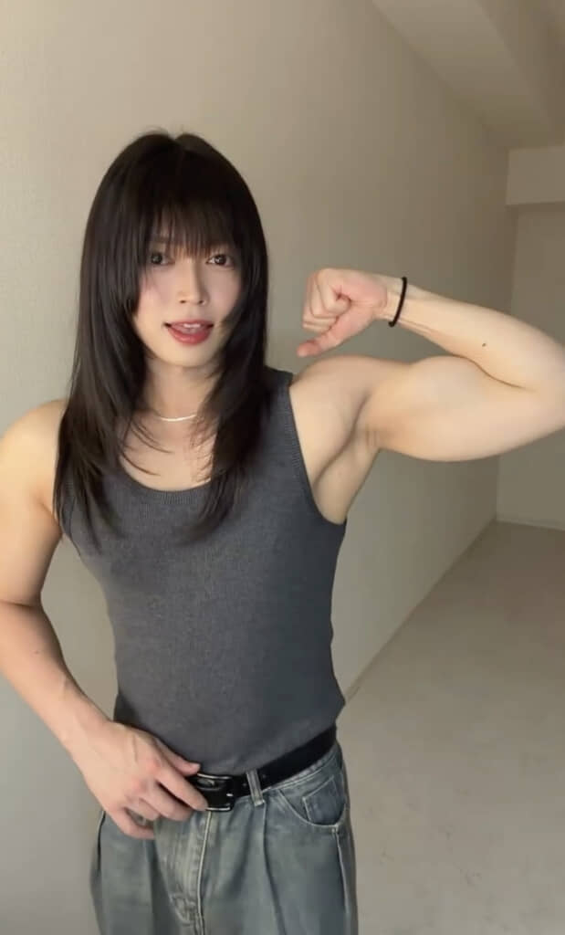 たくましい筋肉を披露