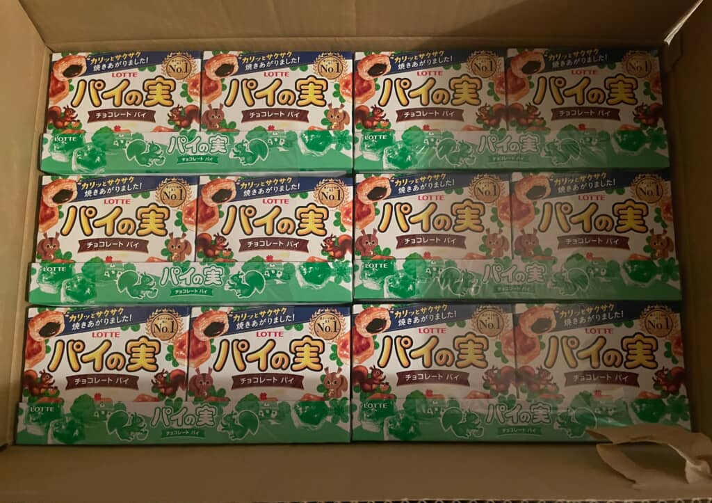 ロッテ「パイの実」チョコレートパイの箱が段ボールに大量に並ぶ様子