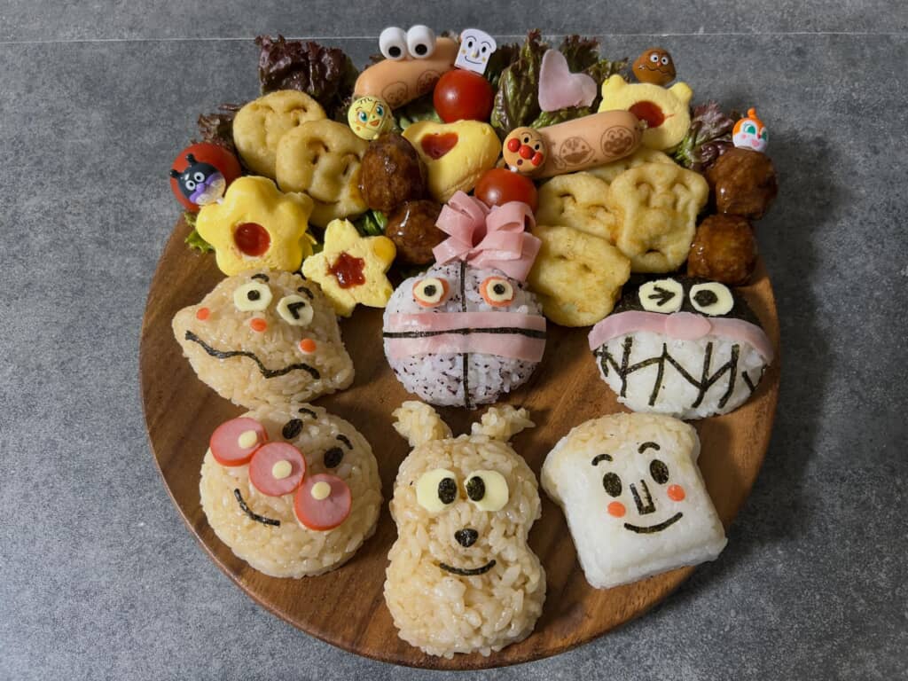 アンパンマンキャラクターのおにぎりとおかずが並ぶキャラ弁の全体像