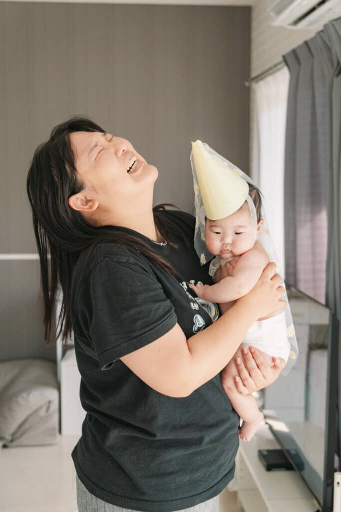 1年後の写真。我が子を抱っこして感極まった様子にグッときます