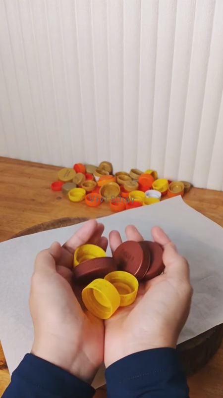 カラフルなキャップたち(※画像はInstagramアカウント/「Vivi Sihay Upcycle Craft」から)