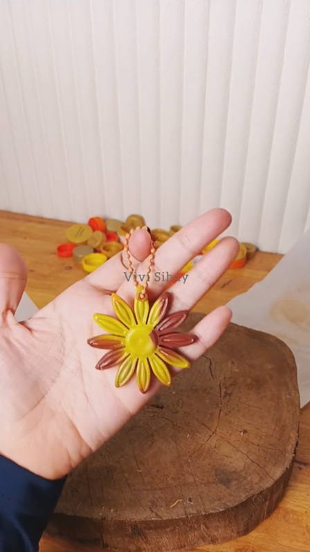 花のキーホルダーが完成!(※画像はInstagramアカウント/「Vivi Sihay Upcycle Craft」から)
