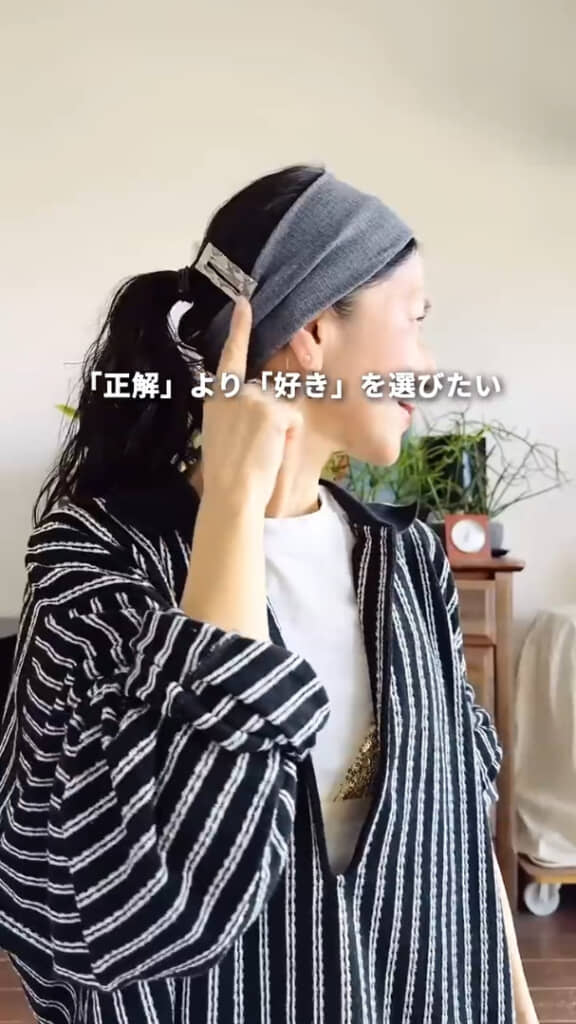 ヘアバンドとヘアアクセサリーを装着