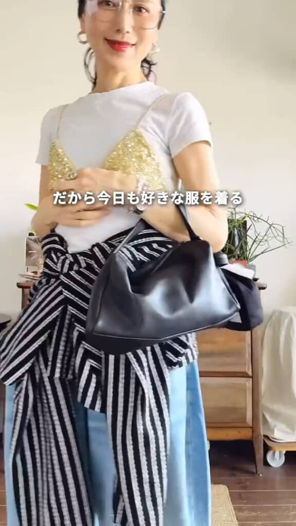 プルオーバーシャツを腰で結んだスタイルもすてきです
