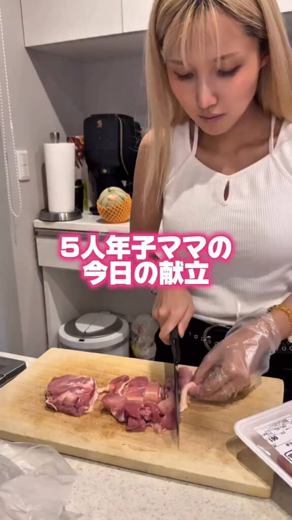 7人で囲む食卓のメインは、お肉たっぷりの炊き込みご飯