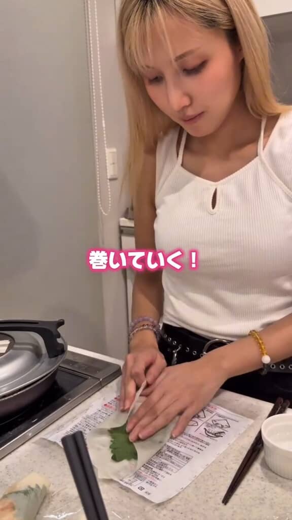 ササミや大葉を巻きます