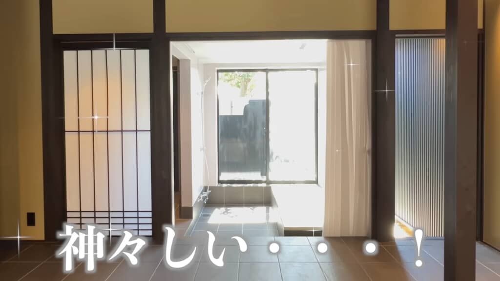 外の光がたっぷり差し込む湯庭!