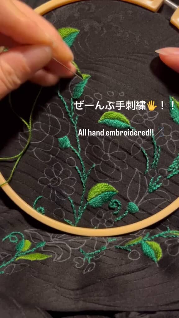 刺しゅうはすべて手縫い