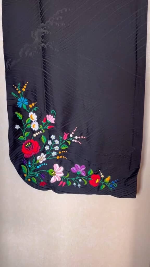 カラフルな花が並ぶ袖の刺しゅう