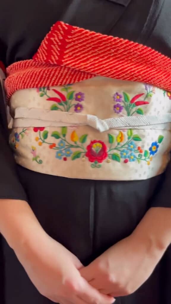 中央の赤い花がアクセントの帯が完成