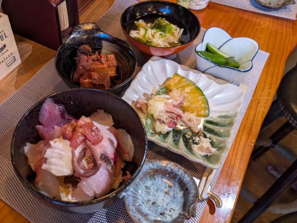 こんな豪勢なご飯が550円で食べられるなんて……!