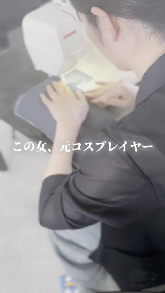 ミシンで布を縫う人