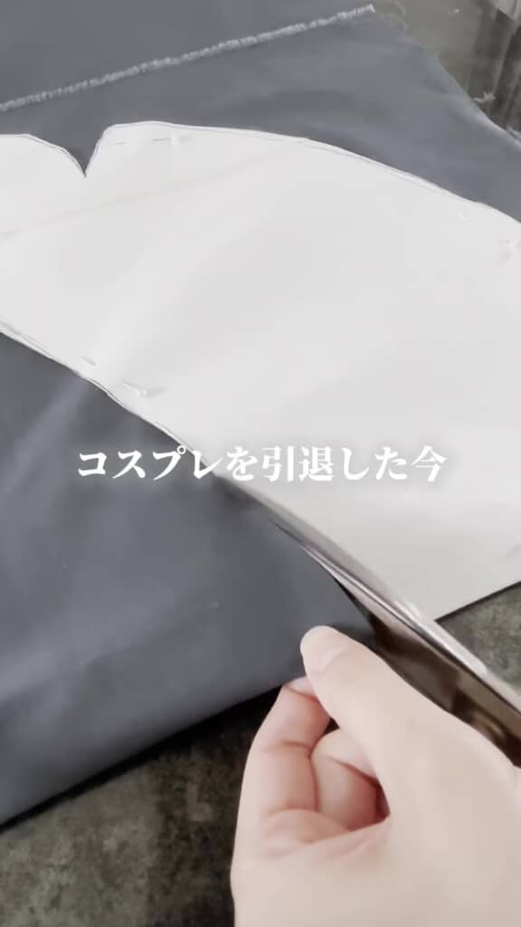型紙を当てて布を裁断