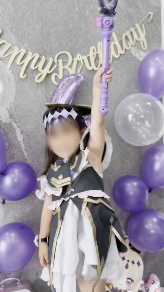 キュアアルカナ・シャドウの衣装を着た娘さん（正面）